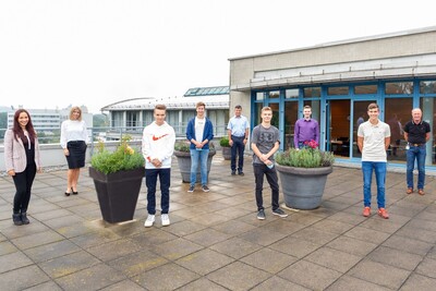 Apprentices in Burghausen Left to right: Christina Karpfinger (HR), Julia Zechmeister (HR), Patrick Maier (EAT), Christoph Schmidt (IM), Norbert Willimsky (Manager Workshops), Ben Burger (EAT), Mark Verachter (scholarship holder), Yannic Katzhuber (IM) und Josef Rehrl (BR)