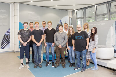 From the left: Alexander Lubnow, trainer Norbert Wilimsky, Jonas Lohr, trainer Thomas Reitmayer, Lukas Maier, Florian Lindbauer, chairman of works council Johann Hautz, Eva Thalhauser, Alper-Rasim Semerci, Head of apprenticeships Julia Zechmeister, contact person in regard to apprenticeships Christina Karpfinger