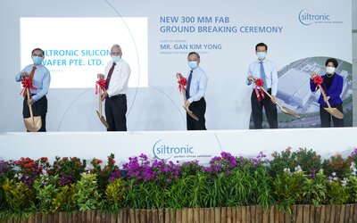 Ground-breaking ceremony - from left to right: JTC CEO, Tan Boon Khai; Siltronic CEO, Dr. Christoph von Plotho; Minister of Trade and Industry of Singapore, Mr. Gan Kim Yong; Siltronic Site President, Mr Niew Bock Cheng; EDB Managing Director, Ms. Jacqueline Poh