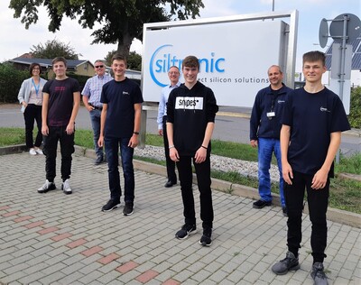 Apprentices in Freiberg Front left to right: Tom Kaiser (EAT), Justin Uhlmann (Mechatronics), Nico Buschmann (Mechatronics), Valentin Rauner (EAT) Back left to right: Annett Tschöpe (HR), Mario Dietze (BR), Steffen Arnold (Deputy Plant Manager), Alexander Nitzsche (Manager Workshops)