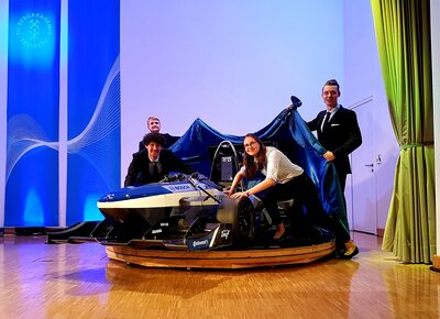 Studierende präsentieren neuen Racetech-Rennwagen in Freiberg. Das Bild zeigt (von links nach rechts): Wieland Prorep (Technischer Projektleiter), Magnus Engler (Fahrwerk), Martha Uhrlaß (Schatzmeisterin) und Alexander Mölle (Marketing). Foto: TU Bergakademie Freiberg