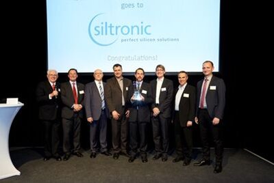 Feierliche Übergabe des Innovationspreises für Automatisierung des Automation Network Dresden an die Siltronic AG. Im Foto (v.l.n.r.): Steve Barlow (Berater Fabmatics USA Inc.), Heinz Martin Esser (Geschäftsführer Fabmatics GmbH), Manfred Austen (Geschäftsführer Systema GmbH), Thoralf Vogel (Projektleiter Automatisierung Siltronic AG), Daniel Ingelsberger (IT, Siltronic AG), Dr. Christian Heedt (Leiter Engineering Germany, Siltronic AG), Dr. Hartmut Freitag (Geschäftsführer XENON Automatisierungstechnik GmbH), Dirk Sauer (Geschäftsführer AIS Automation Dresden GmbH)