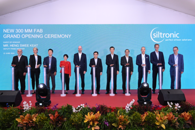 Von links nach rechts: Dr. Rüdiger Schmolke, CTO von Siltronic; Claudia Schmitt, CFO von Siltronic; Dr. Kim Yong Kwan, Siltronic Silicon Wafer Board of Directors Mitglied; Jacqueline Poh, EDB Managing Director; Dr. Michael Heckmeier, CEO von Siltronic; Heng Swee Keat, stellvertretender Premierminister; Niew Bock Cheng, Siltronic Singapur Werkleiter; Tan Boon Khai, CEO von JTC; Dr. Tobias Ohler, Aufsichtsratsvorsitzender von Siltronic; Klaus Buchwald, COO von Siltronic; Bernhard Schmidt, Projektleiter der neuen Fabrik und Siltronic Senior VP Engineering/strategischer Einkauf.