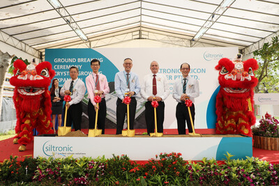 Front row from left to right: Mr. Tan Richard (General Secretary, United Workers of Electronics & Electrical Industries), Mr. Niew Bock Cheng (President, Siltronic Silicon Wafer Pte. Ltd.), Mr. Lim Kok Kiang (Assistant Managing Director, Singapore Economic Development Board), Dr. Christoph von Plotho (CEO, Siltronic AG), Mr. Alvin Tan (Assistant CEO, JTC Corporation)