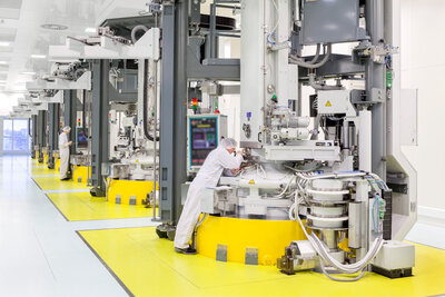 In Freiberg, Saxony, wafer manufacturer Siltronic has inaugurated its extension building for the latest generation of production facilities. The company has been producing crystals from silicon here for around 60 years and is further processing them into so-called wafers. These are processed by the chip industry and can be found in many everyday electronic items such as smartphones and tablets.