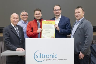 Klaus Angermaier, Leiter HR Siltronic AG, Mario Dietze, Betriebsratsvorsitzender Standort Freiberg, Jörg Kammermann, Bezirksleiter IG BCE Altötting, CFO Rainer Irle und Johann Hautz, Betriebsratsvorsitzender Standort Burghausen