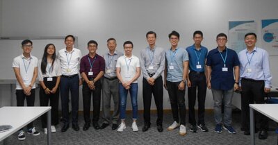 [Translate to English:] Von links: Lim Chiun Hao (Stipendiat 2019), Ling Si Hui (Stipendiat 2019), Lim Yew Hong, Delvin Chua (Stipendiat 2018), Dr. Seow Will-Son (Vice President CZ Centre Siltronic Singapur), Lee Wei Xiang (Stipendiat 2019), Niew Bock Cheng (President Siltronic Singapur), Lim Hao Wei (Stipendiat 2018), Loh Jiong Rui (Stipendiat 2019), Tay Chao Jun (Stipendiat 2018), Koh Yeow Meng (Direktor Engineering Siltronic Singapur)