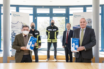 from the left: District Administrator Erwin Schneider, Bernhard Weber (Head of Fire and Disaster Control, Security Law), Dr. Robert Müller (Head of Public Safety and Order), Bernhard Schmidt (Site Manager Siltronic Burghausen) and Dr. Christoph von Plotho (CEO Siltronic)